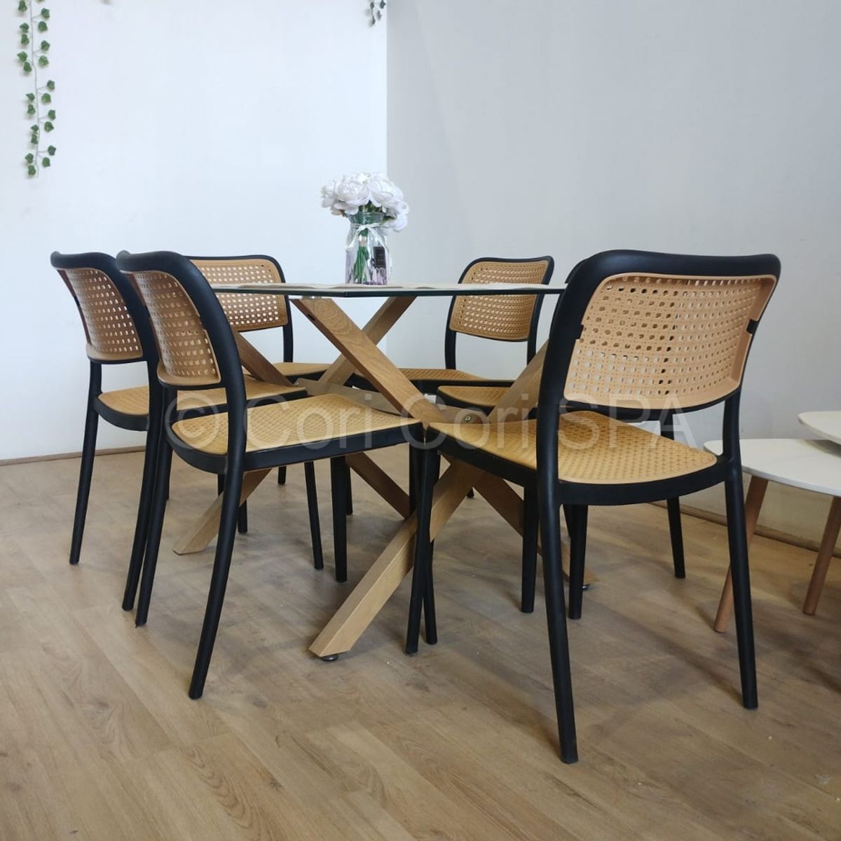 CORI CORI - Comedor Medlock Vidrio 140x90 + 6 sillas Delta Negro