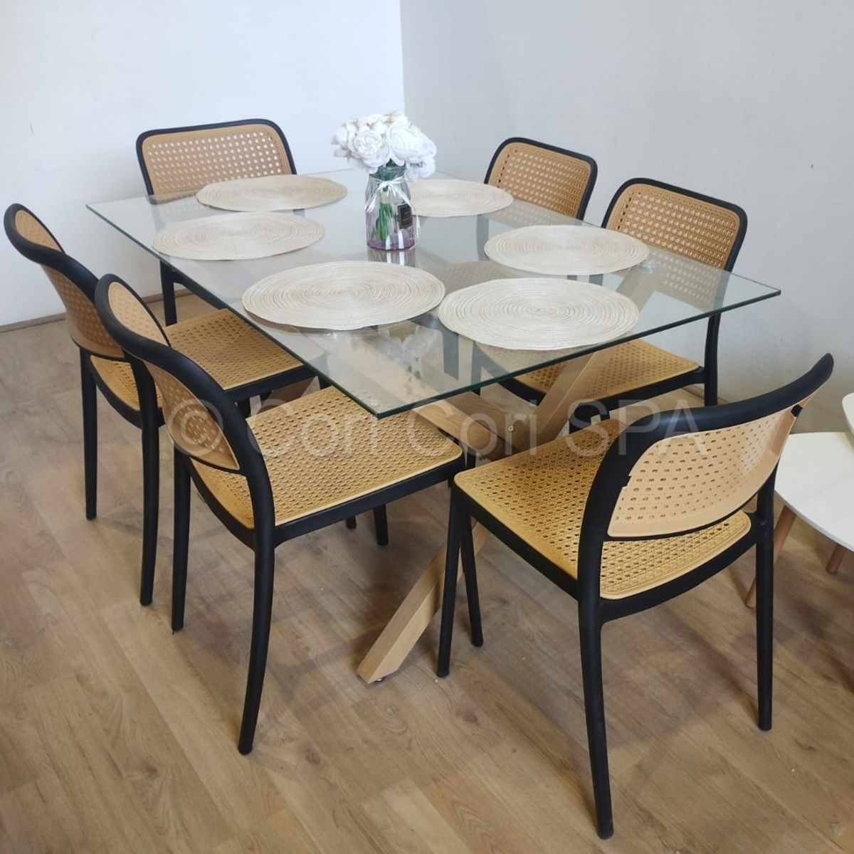 CORI CORI - Comedor Medlock Vidrio 140x90 + 6 sillas Delta Negro