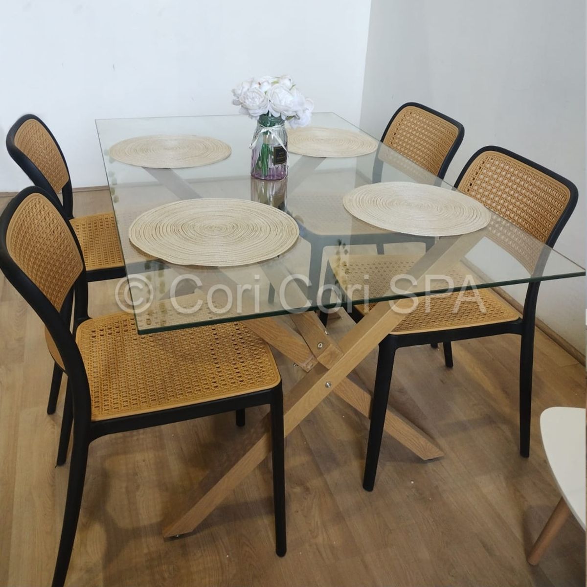 CORI CORI - Juego de Comedor Mesa Medlock Vidrio 140x90 cm + 4 Sillas Delta Negro