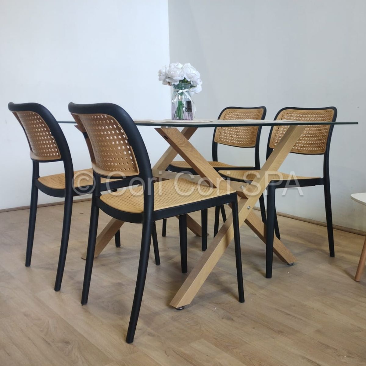 CORI CORI - Juego de Comedor Mesa Medlock Vidrio 140x90 cm + 4 Sillas Delta Negro