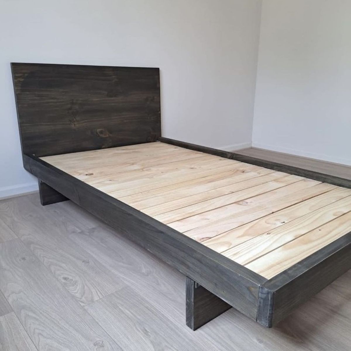 GENERICO - Cama Omi Carbonizada de plaza y media