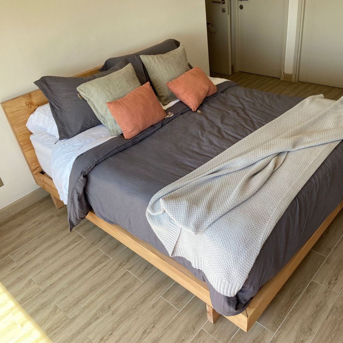 GENERICO - Cama Omi color miel tamaño king