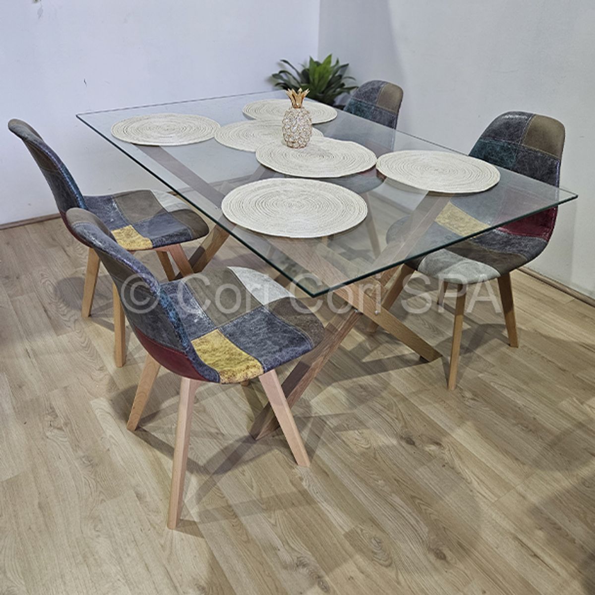CORI CORI - Comedor Medlock Vidrio 140x90 + 4 Sillas Patchwork Ecocuero