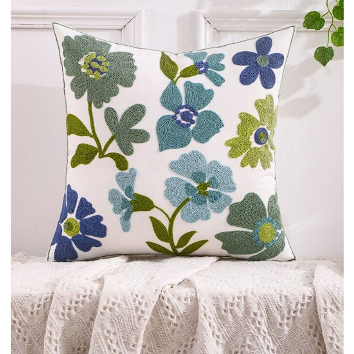 COMPRAPO - Cojín Bordado con Relleno Modelo Flowers Green and Blue 45x45 cm