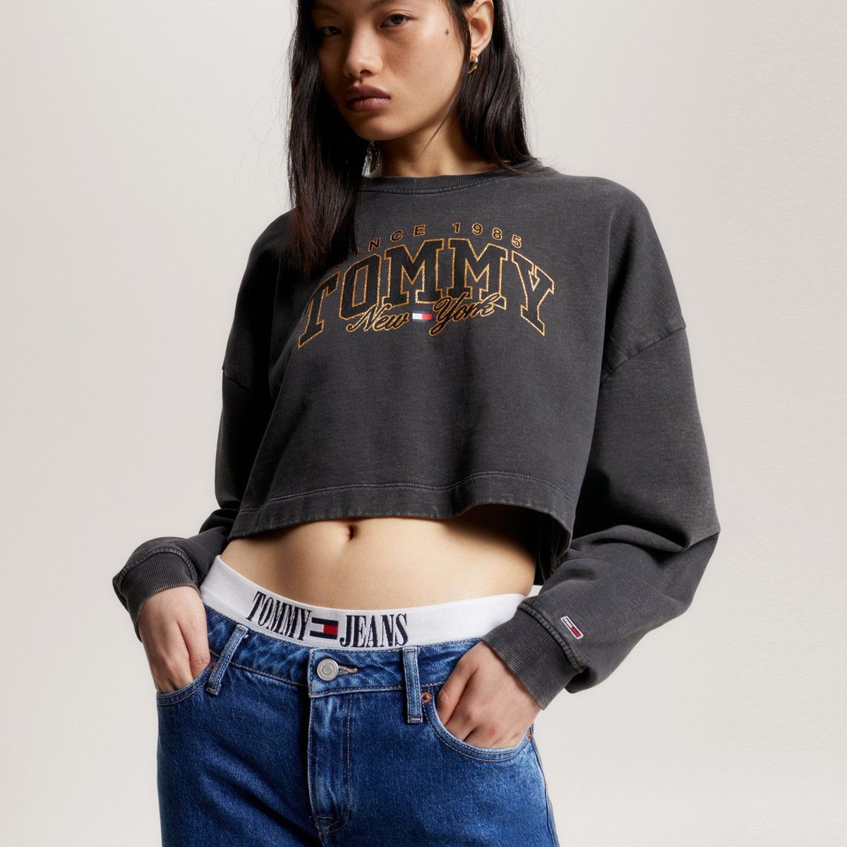 TOMMY HILFIGER - Polerón College Cropped Negro Tommy Hilfiger