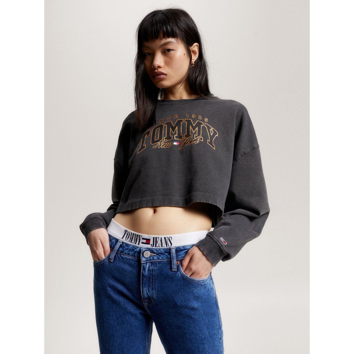 TOMMY HILFIGER - Polerón College Cropped Negro Tommy Hilfiger
