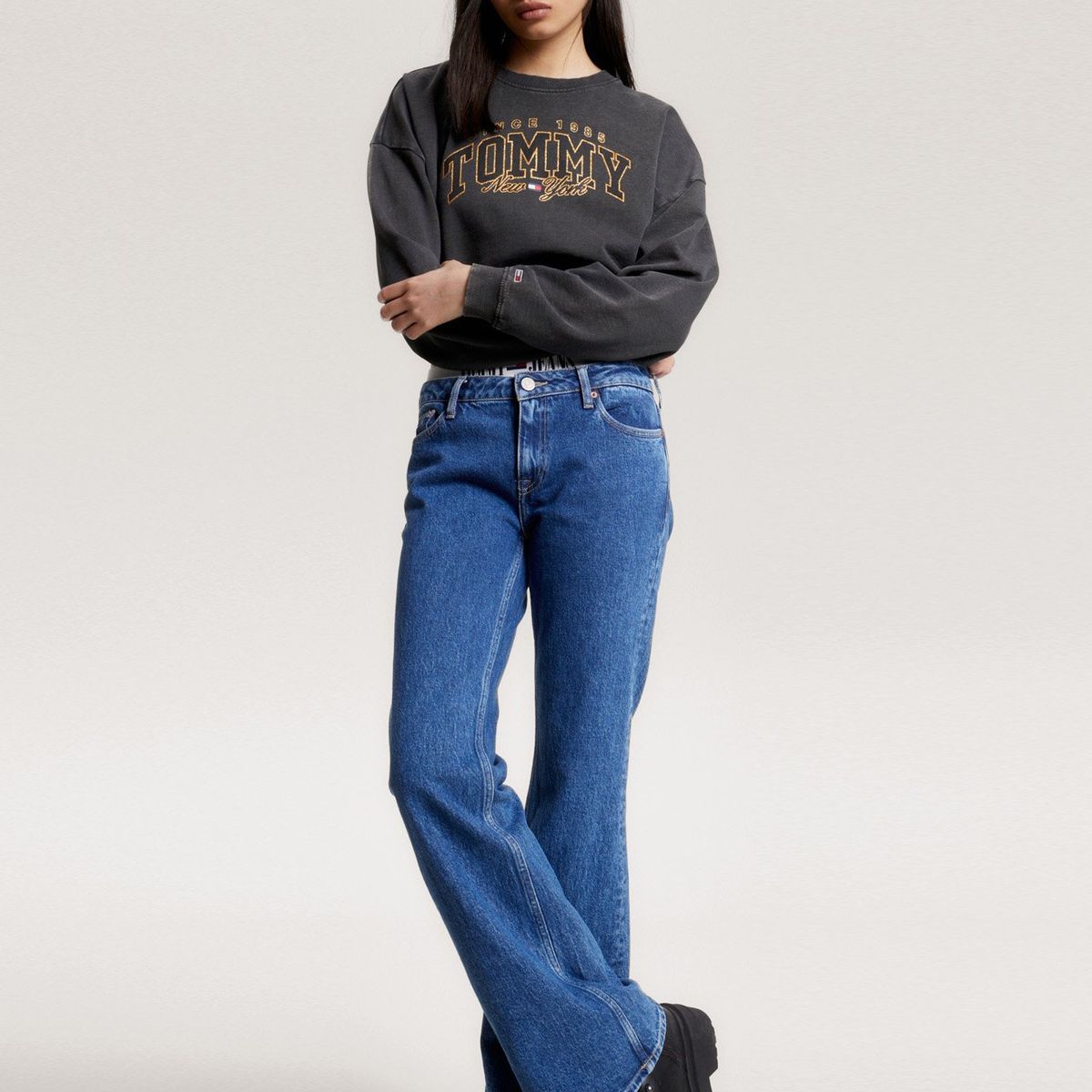 TOMMY HILFIGER - Polerón College Cropped Negro Tommy Hilfiger