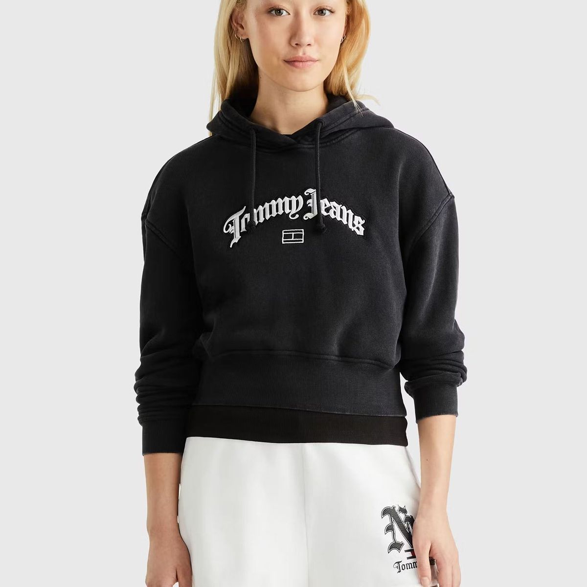 TOMMY HILFIGER - Polerón Hoodie Cropped Grunge Logo Negro Tommy Hilfiger