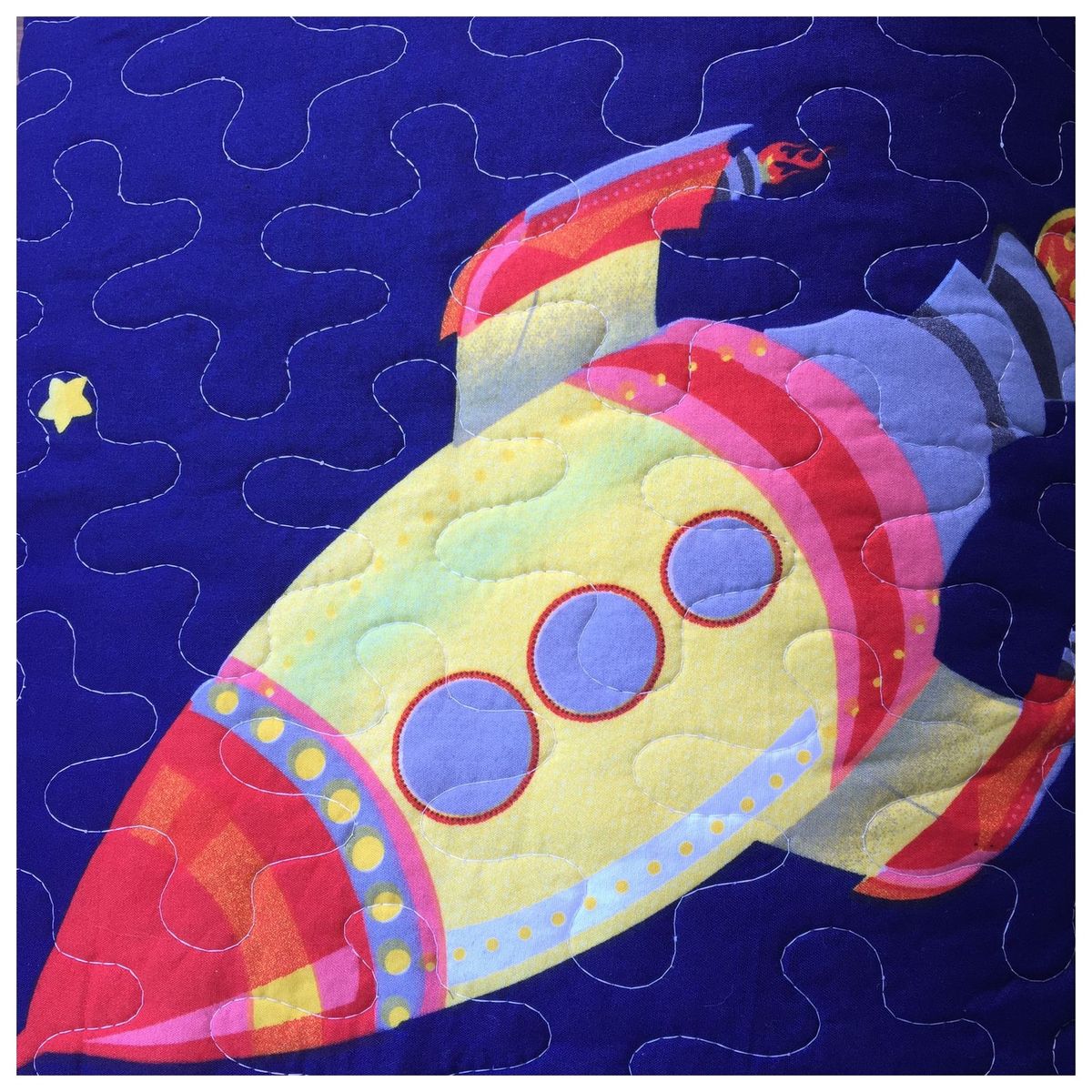 COMPRAPO - Cubrecama Quilt Infantil Liviano 1.5 Pza Mod Cohetes y Platillos