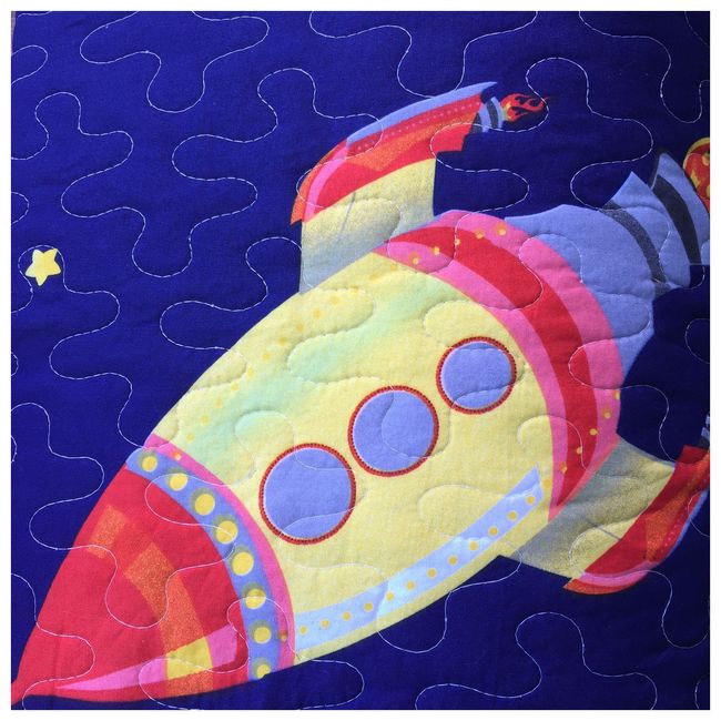 COMPRAPO - Cubrecama Quilt Infantil Liviano 1.5 Pza Mod Cohetes y Platillos