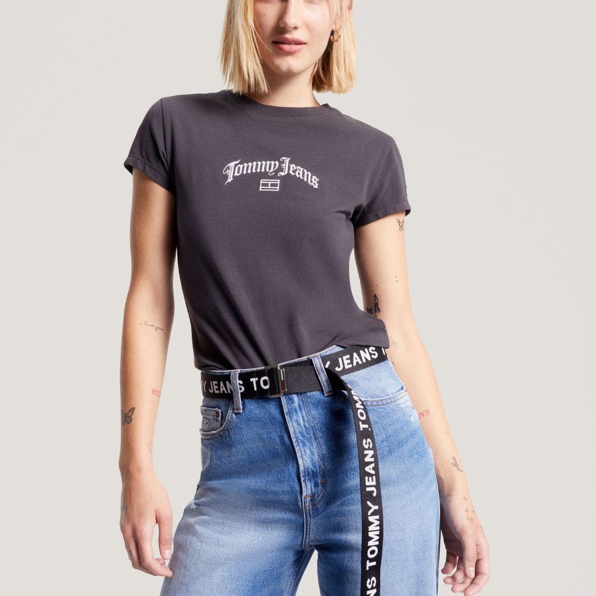 TOMMY HILFIGER - Polera Slim Fit Con Logo Grunge Negro Tommy Hilfiger