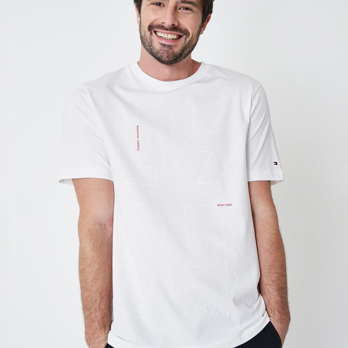 TOMMY HILFIGER - Polera Modern Graphic Logo Blanco Tommy Hilfiger