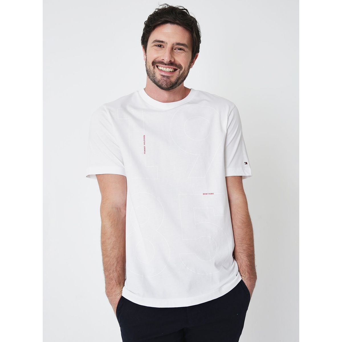 TOMMY HILFIGER - Polera Modern Graphic Logo Blanco Tommy Hilfiger
