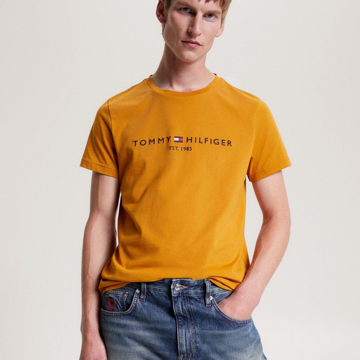TOMMY HILFIGER - Polera Organic Cotton Con Logo Slim Fit Amarillo Tommy Hilfiger
