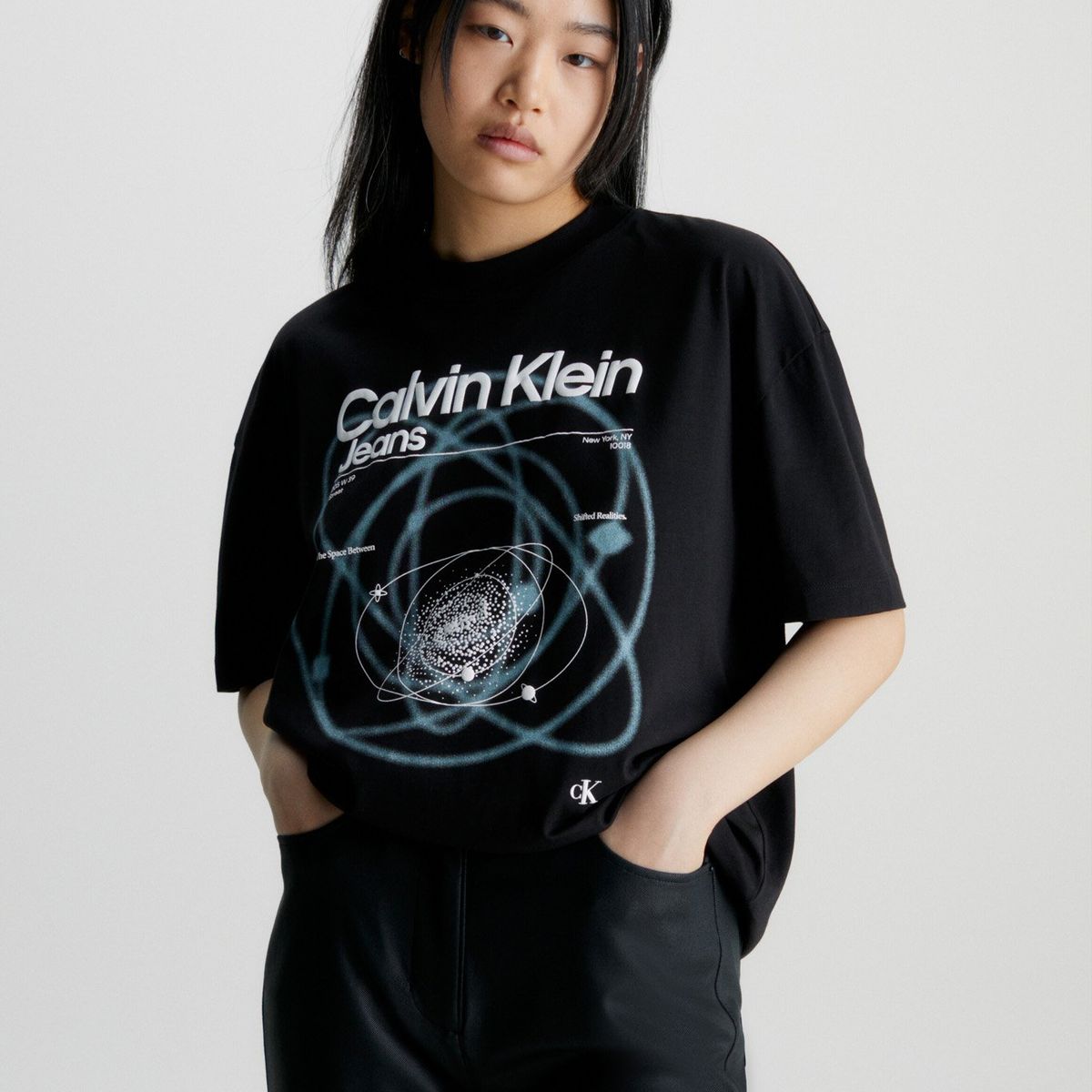 CALVIN KLEIN - Polera Galaxy Oversized Negro Calvin Klein