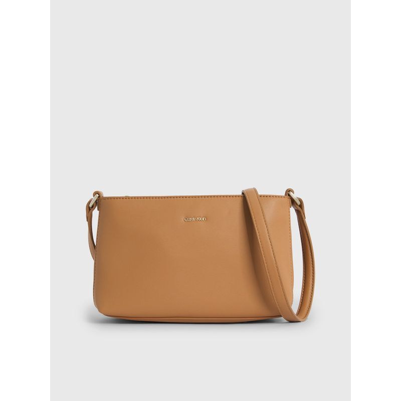 CALVIN KLEIN - Cartera Xbody Ck Must Md Café Calvin Klein