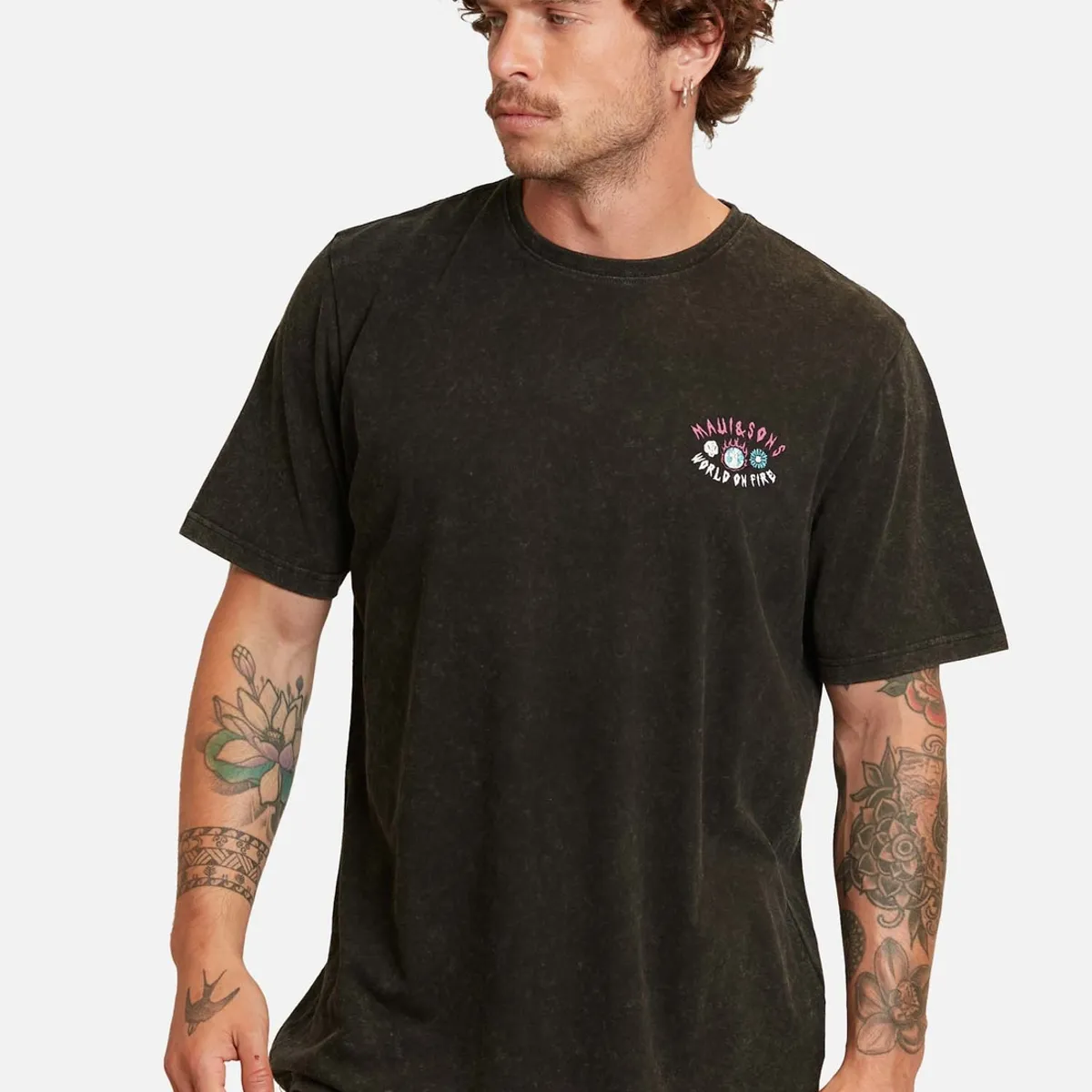 MAUI AND SONS - Polera World On Fire Ss Teed Negro Hombre Maui And Sons