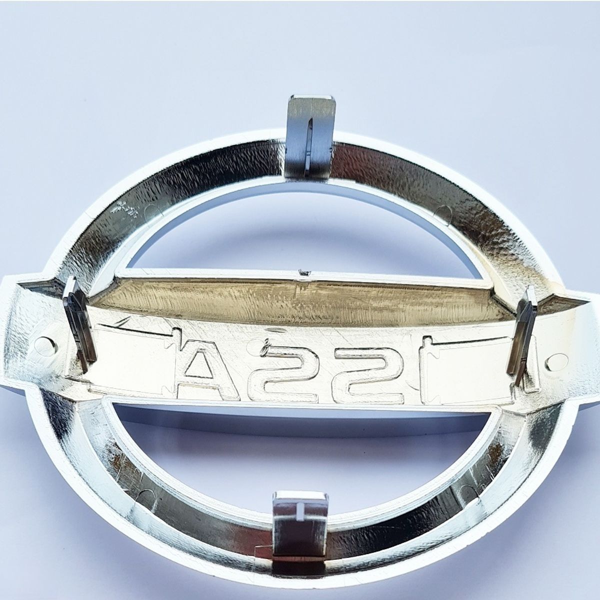 GENERICO - Emblema Nissan 13.1 alto x  15.3 ancho