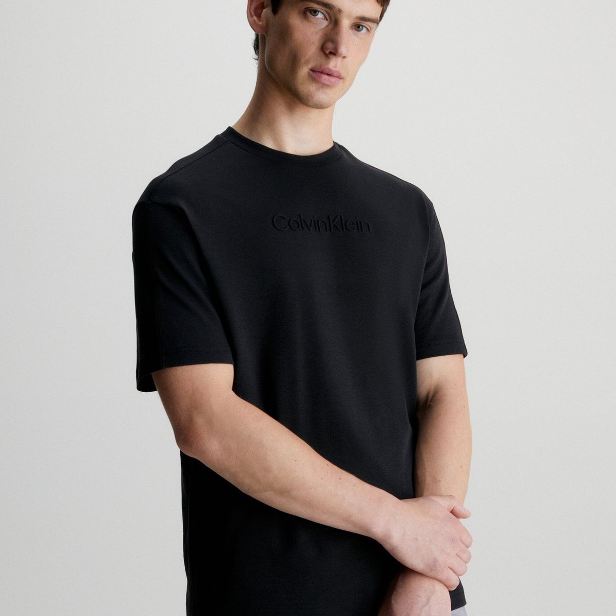 CALVIN KLEIN - Polera Embossed Comfort Negro Calvin Klein