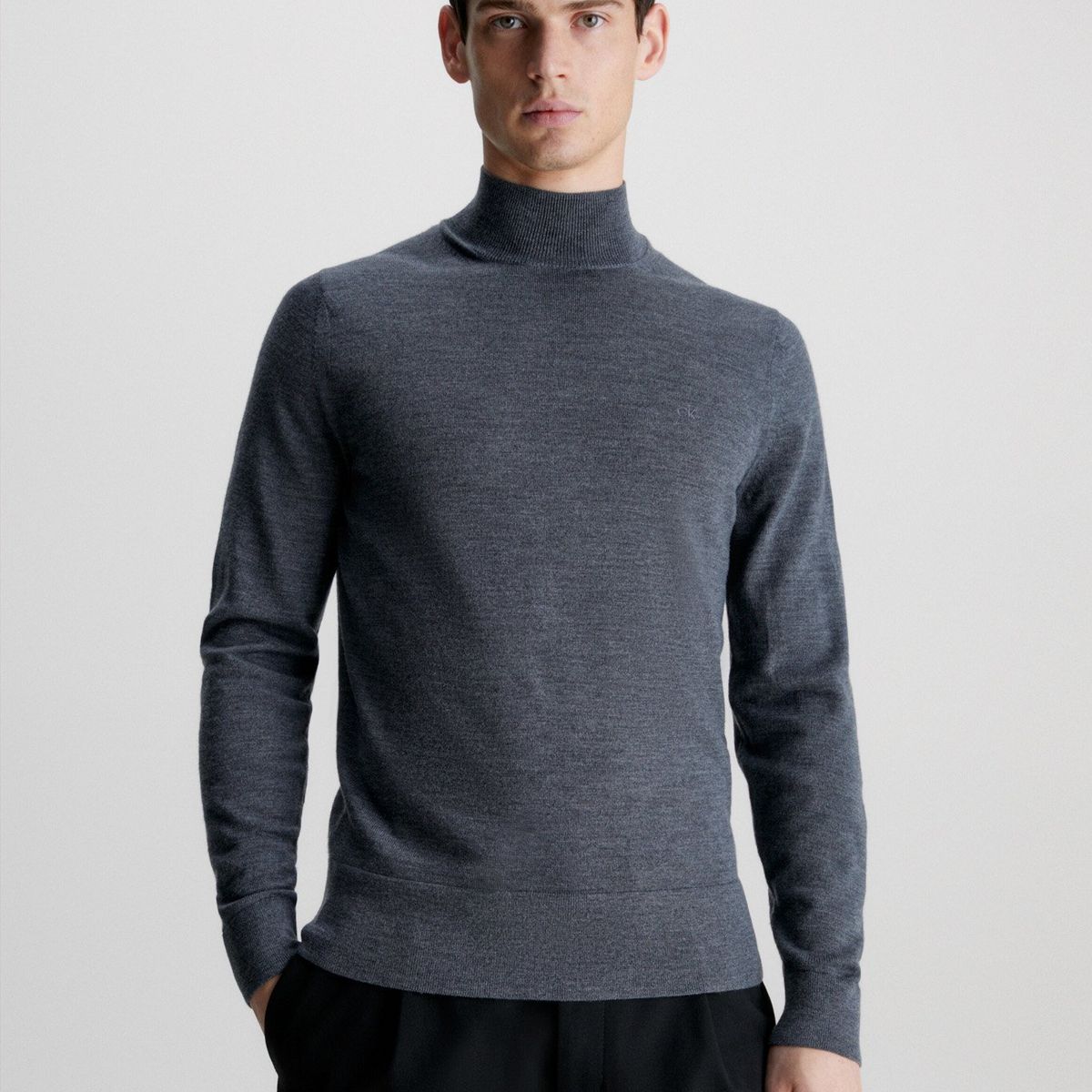 CALVIN KLEIN - Sweater Cuello Alto Merino Mock Gris Calvin Klein