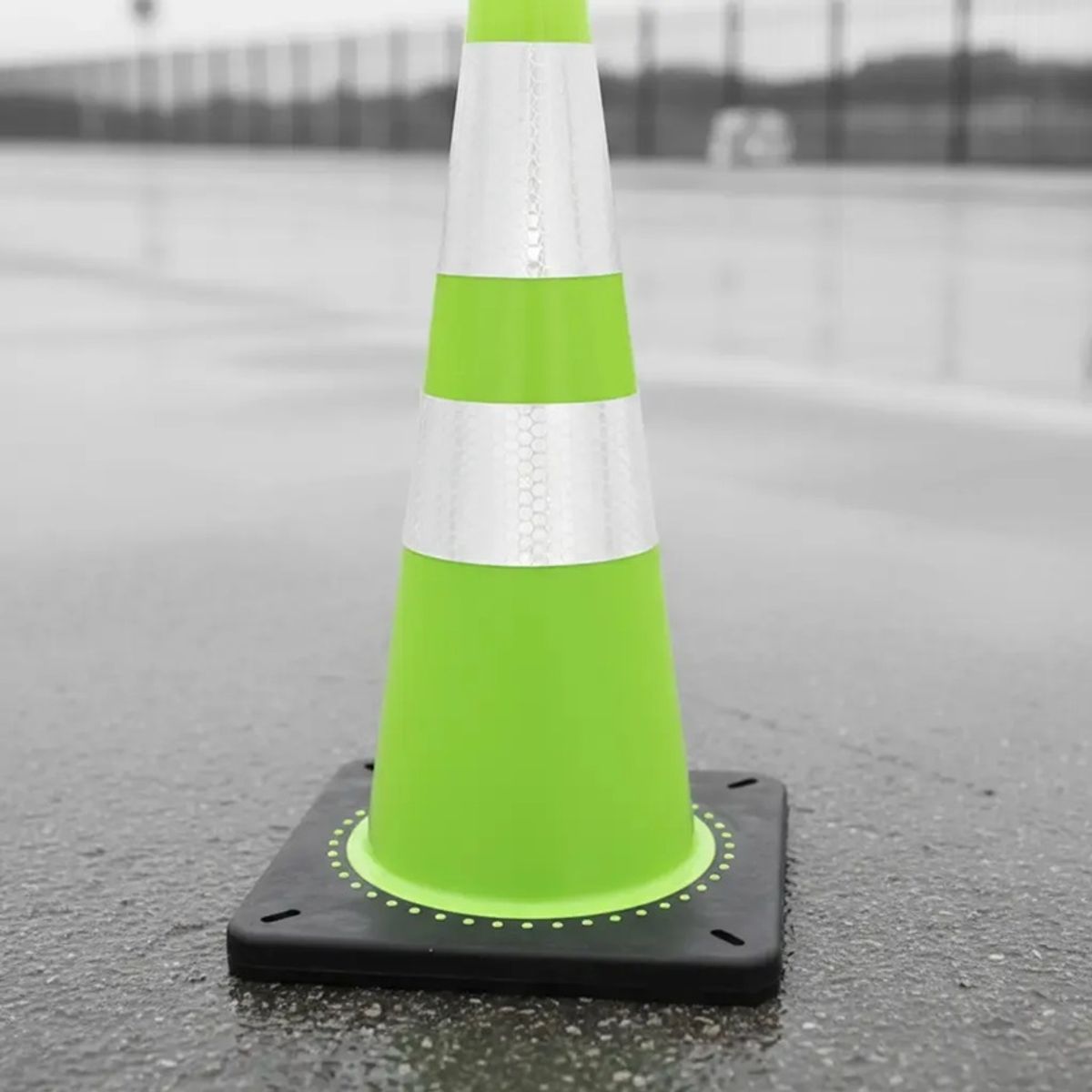 QRUBBER - Cono tráfico verde flúor 90cm 2 cintas base caucho Qrubber