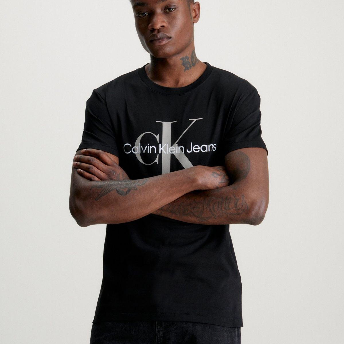 CALVIN KLEIN - Polera Seasonal Monologo Negro Calvin Klein