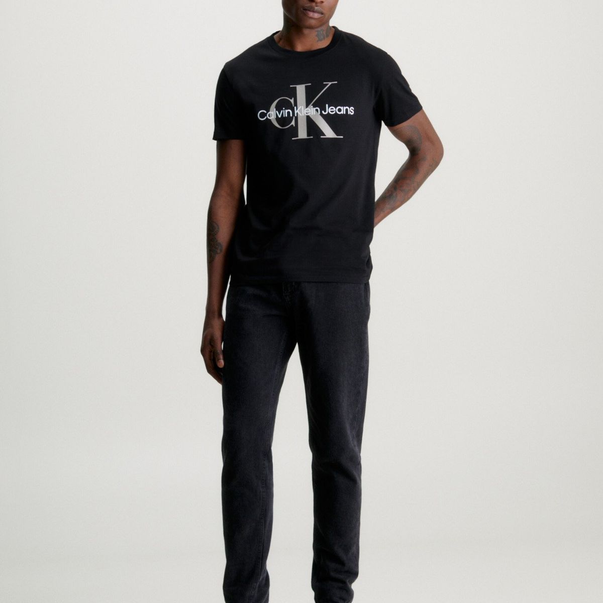 CALVIN KLEIN - Polera Seasonal Monologo Negro Calvin Klein