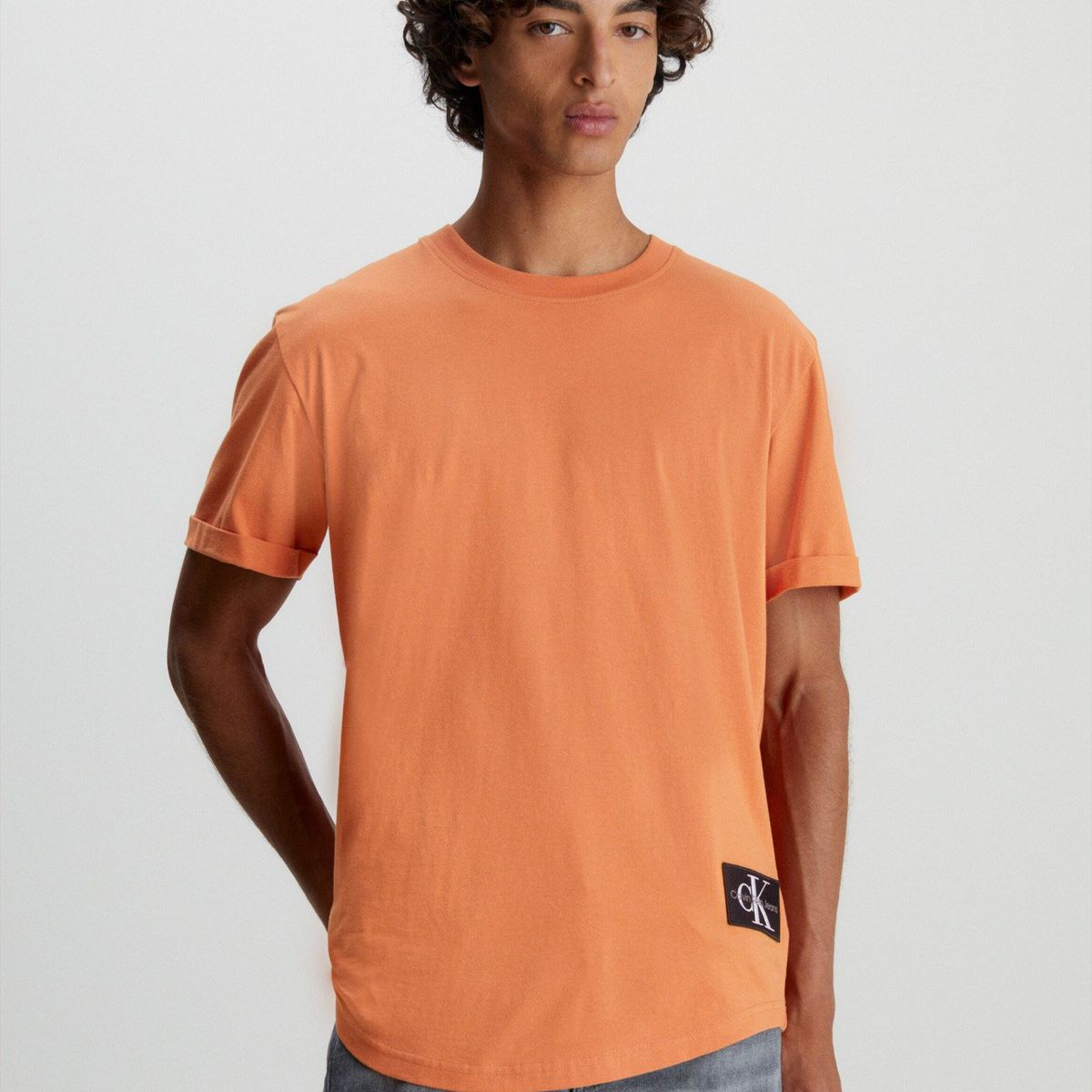 CALVIN KLEIN - Polera Badge Turn Up Naranja Calvin Klein