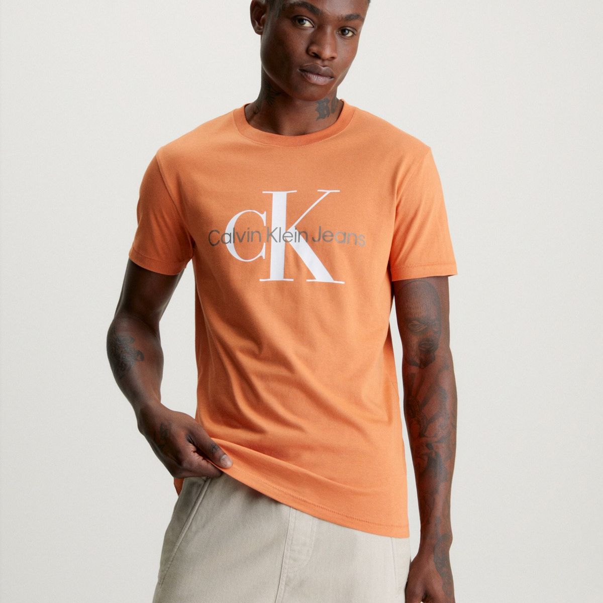 CALVIN KLEIN - Polera Seasonal Monologo Naranja Calvin Klein