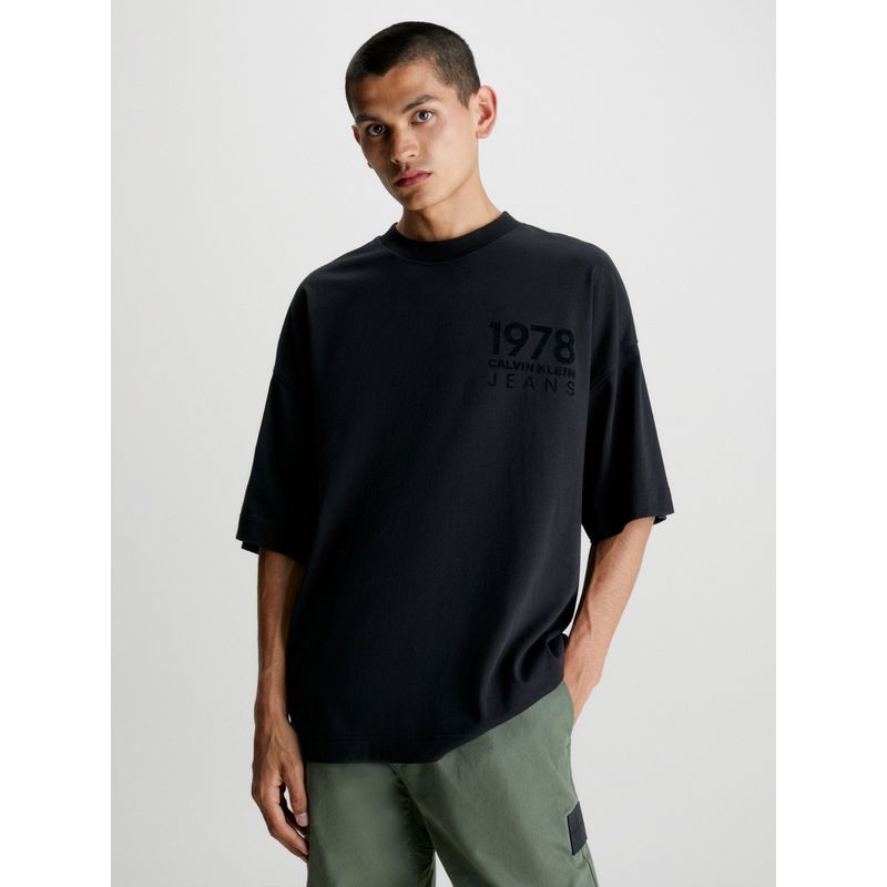 CALVIN KLEIN - Polera Bold Logo Varsity Negro Calvin Klein