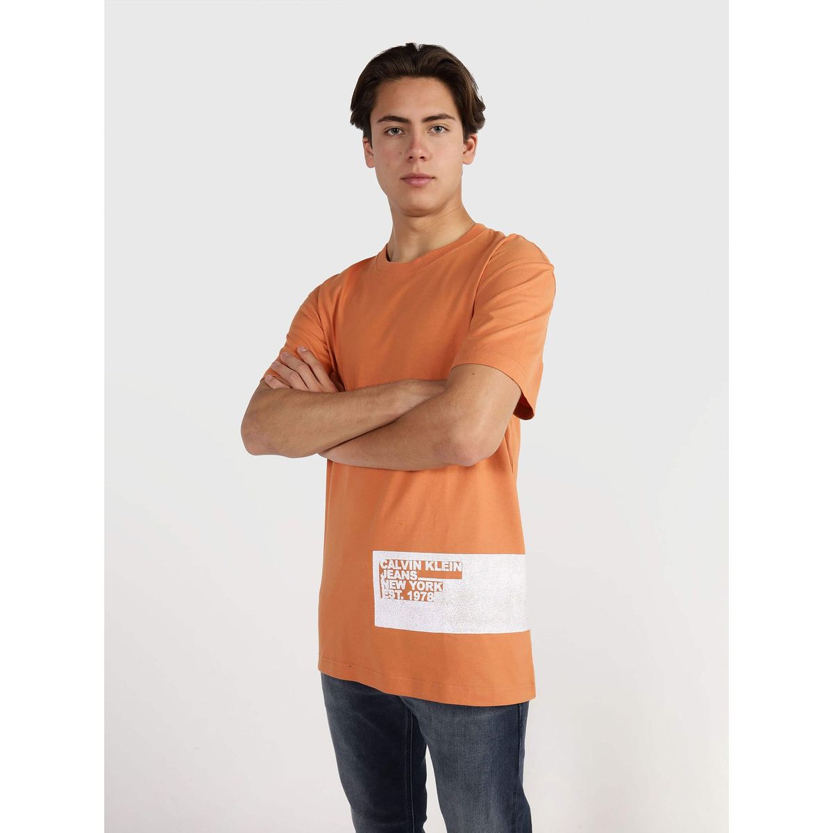 CALVIN KLEIN - Polera Stencil Blocking Logo Naranja Calvin Klein