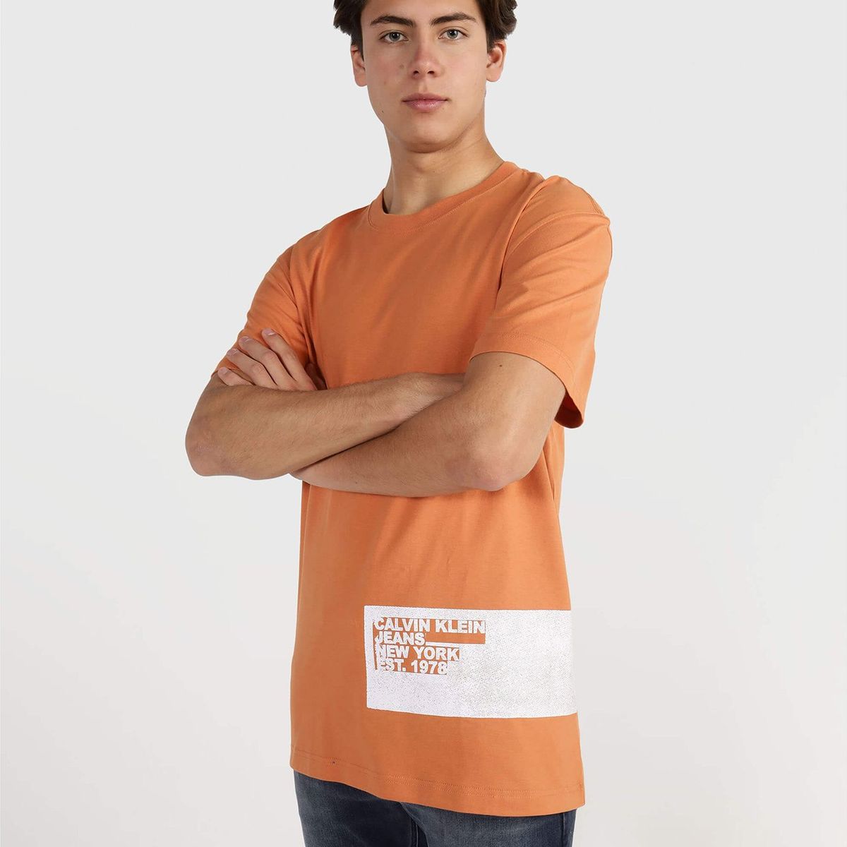 CALVIN KLEIN - Polera Stencil Blocking Logo Naranja Calvin Klein