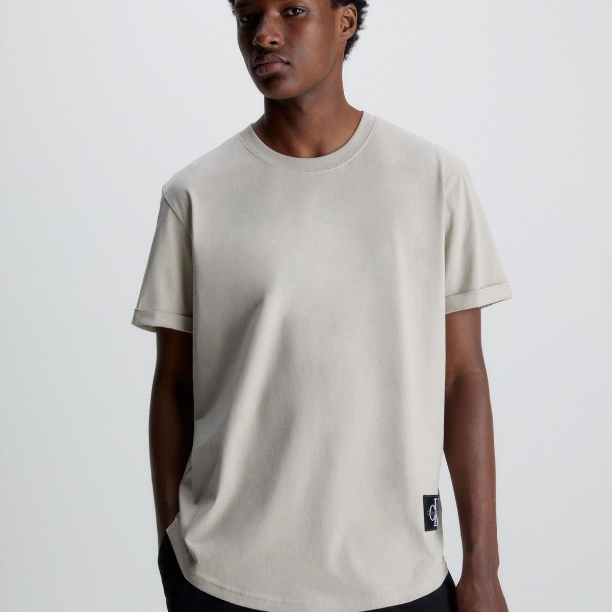 CALVIN KLEIN - Polera Badge Turn Up Beige Calvin Klein