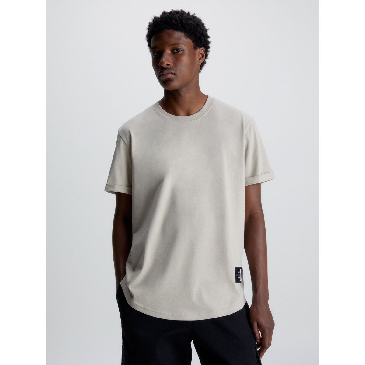 CALVIN KLEIN - Polera Badge Turn Up Beige Calvin Klein
