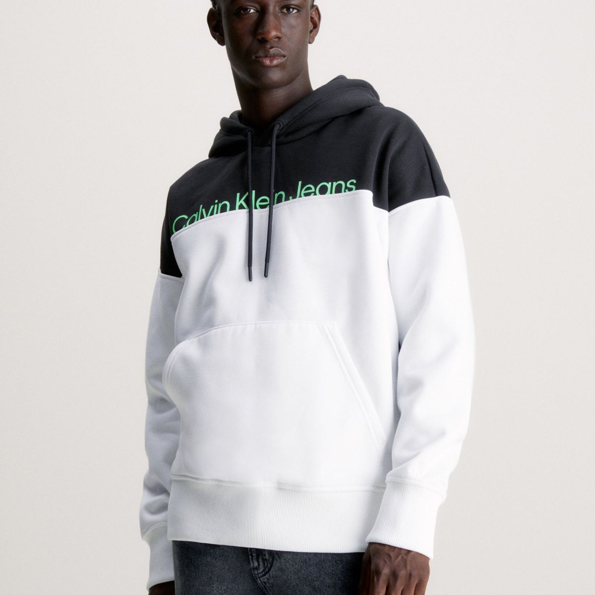 CALVIN KLEIN - Polerón con Gorro Institutional Colorblock Blanco Calvin Klein