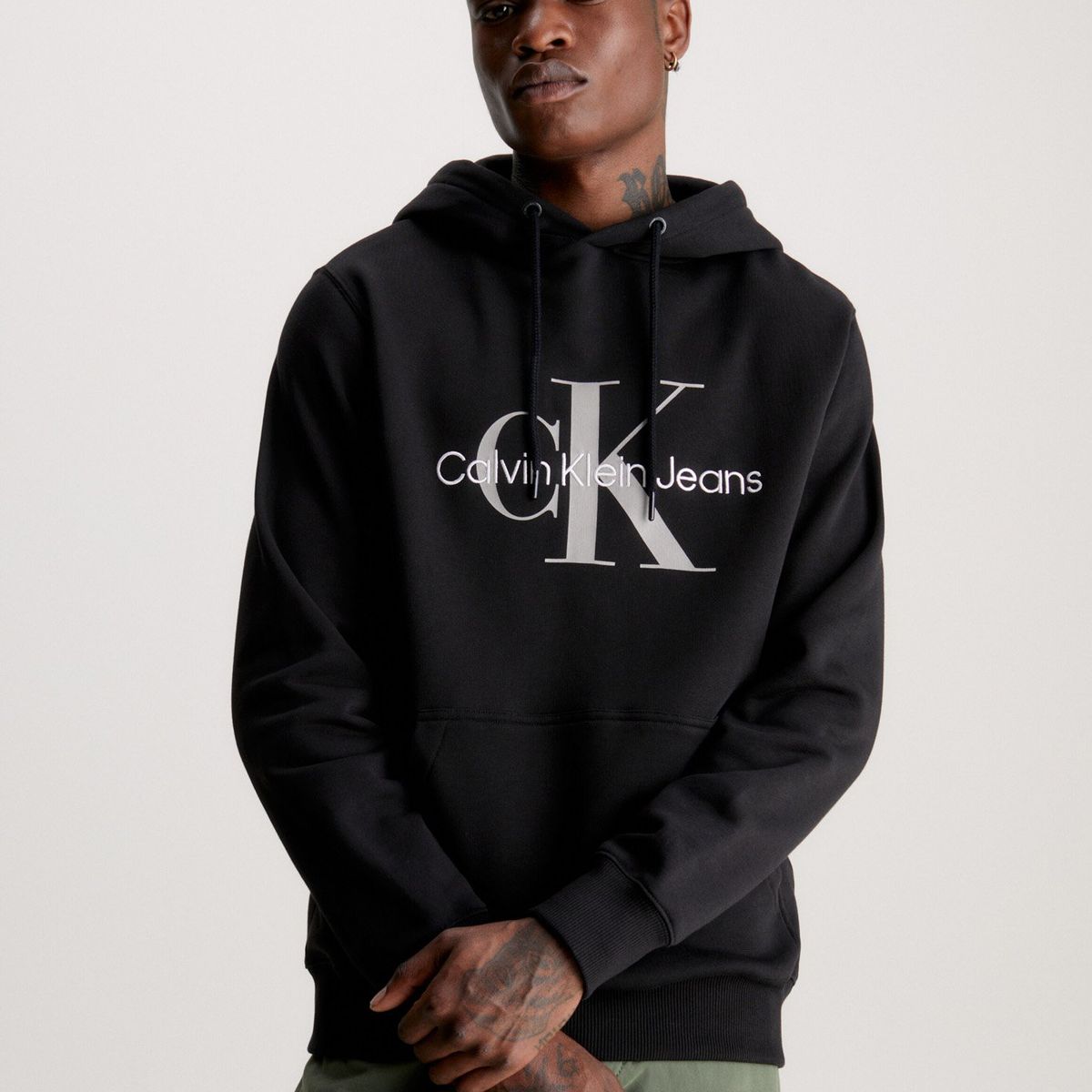 CALVIN KLEIN - Polerón con Gorro Seasonal Monologo Negro Calvin Klein