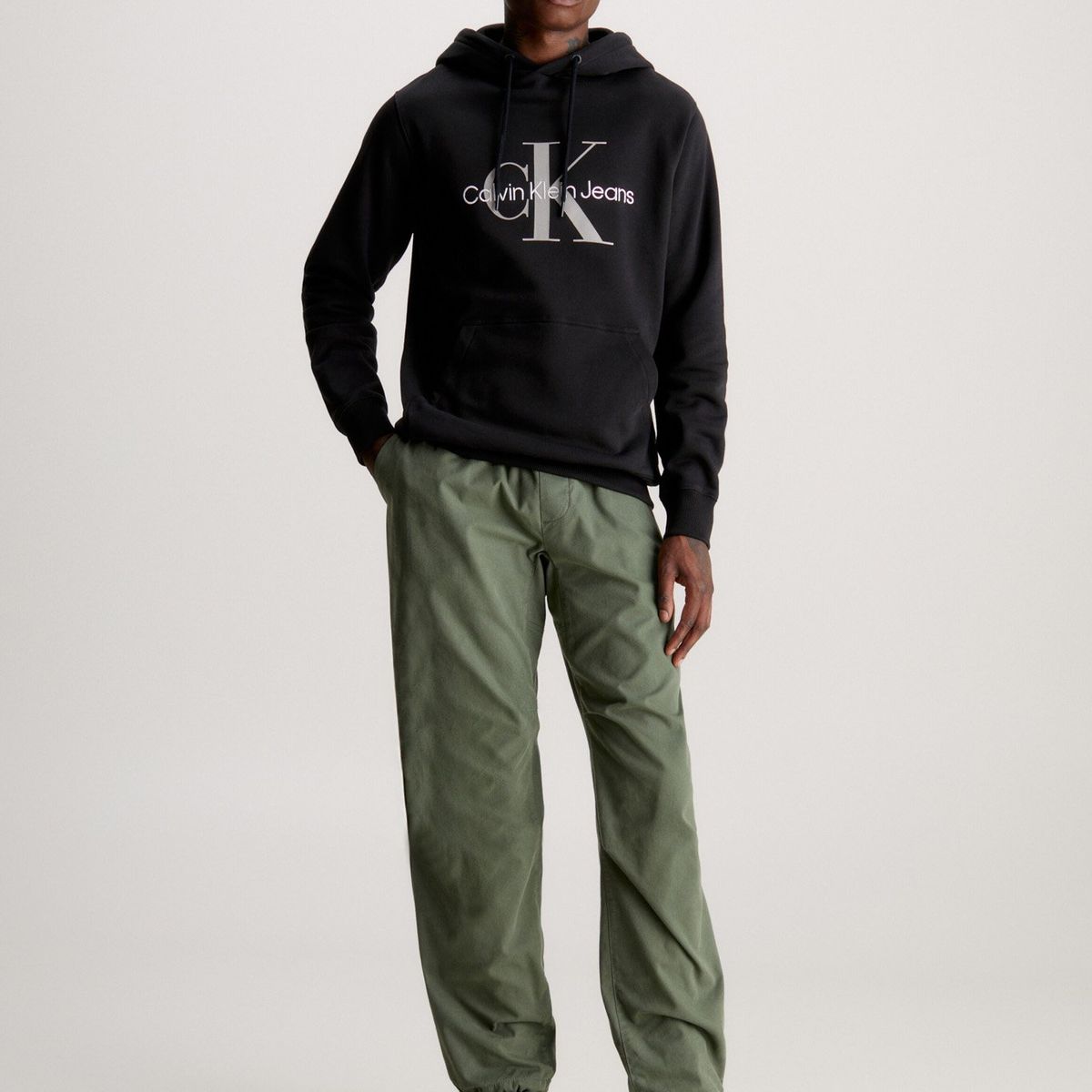 CALVIN KLEIN - Polerón con Gorro Seasonal Monologo Negro Calvin Klein