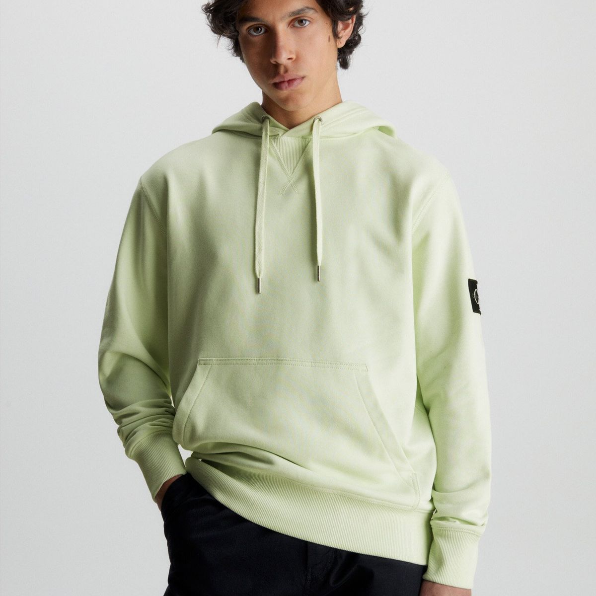 CALVIN KLEIN - Polerón con Gorro Badge Verde Calvin Klein