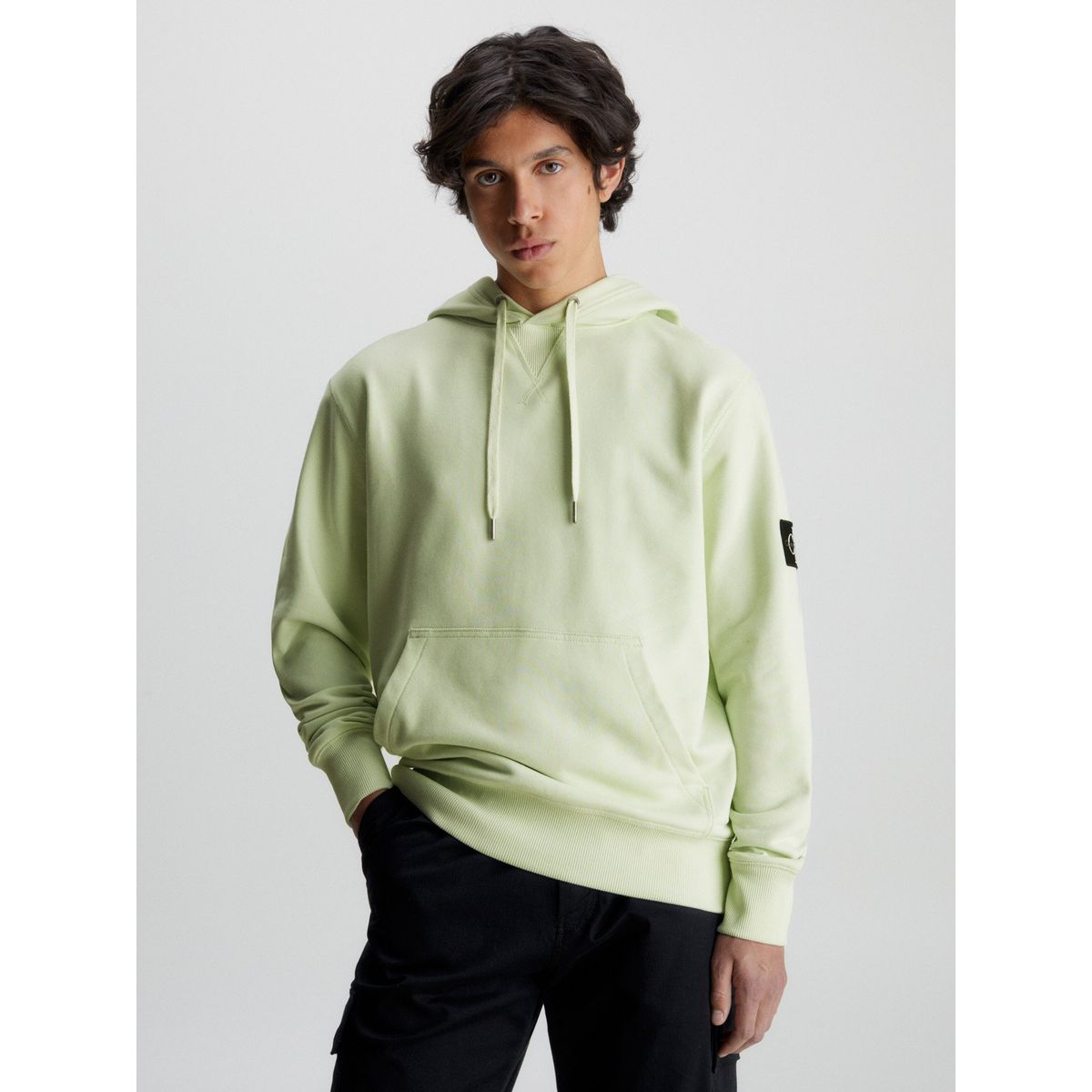 CALVIN KLEIN - Polerón con Gorro Badge Verde Calvin Klein