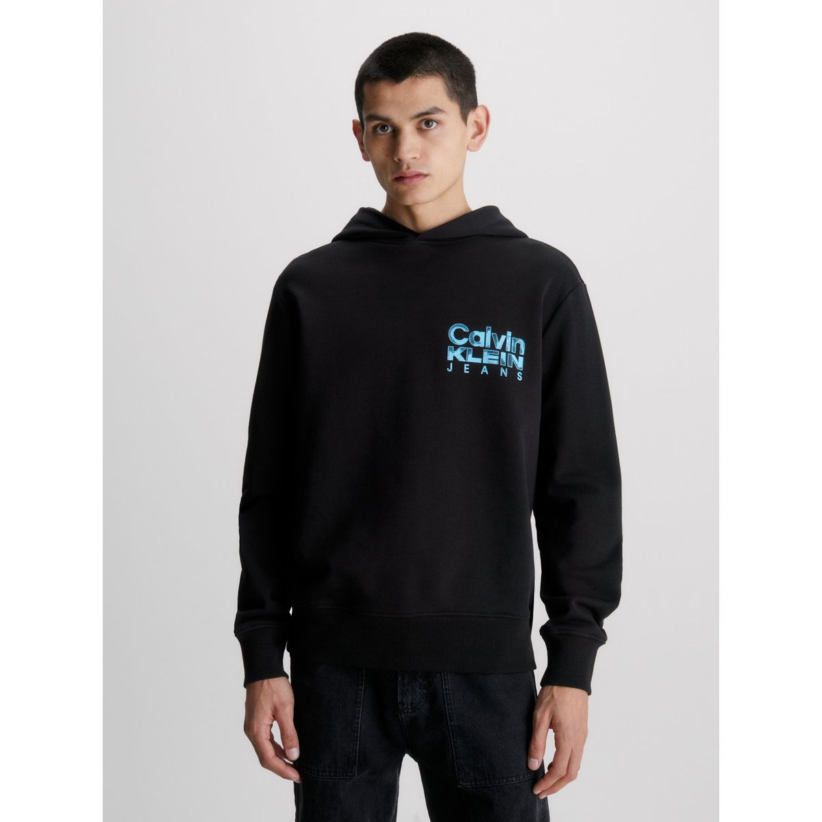 CALVIN KLEIN - Polerón con Gorro Bold Institucional Negro Calvin Klein