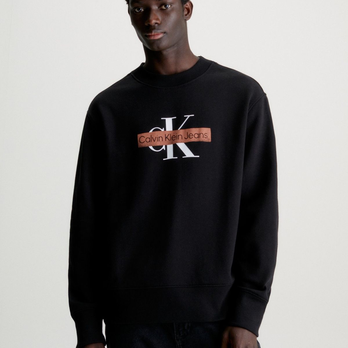 CALVIN KLEIN - Polerón Monologo Stencil Negro Calvin Klein