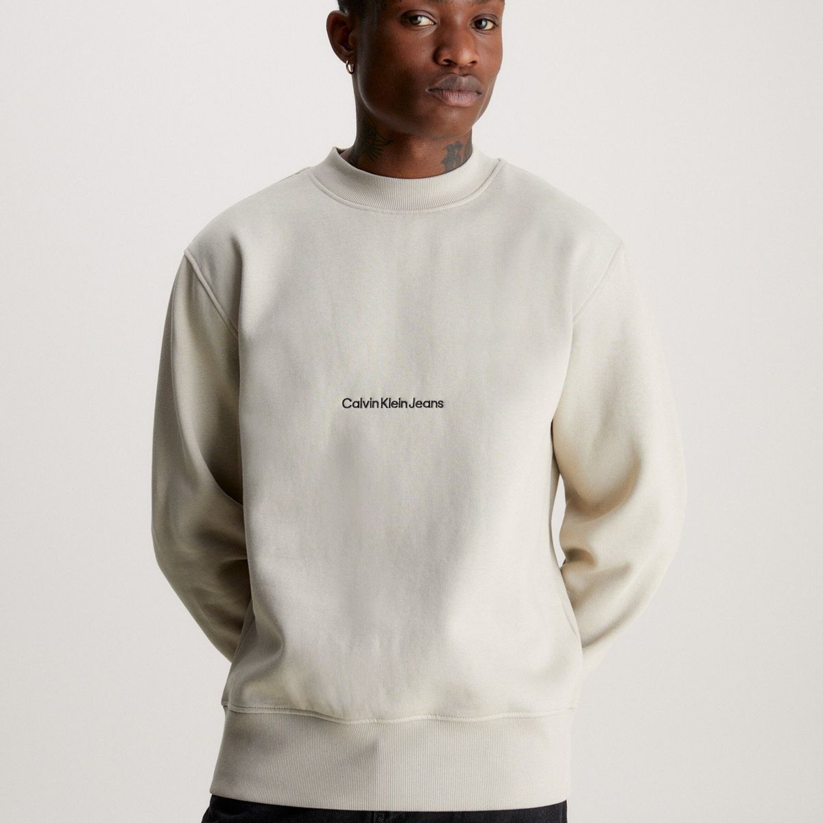 CALVIN KLEIN - Polerón Institutional Crew Neck Crema Calvin Klein