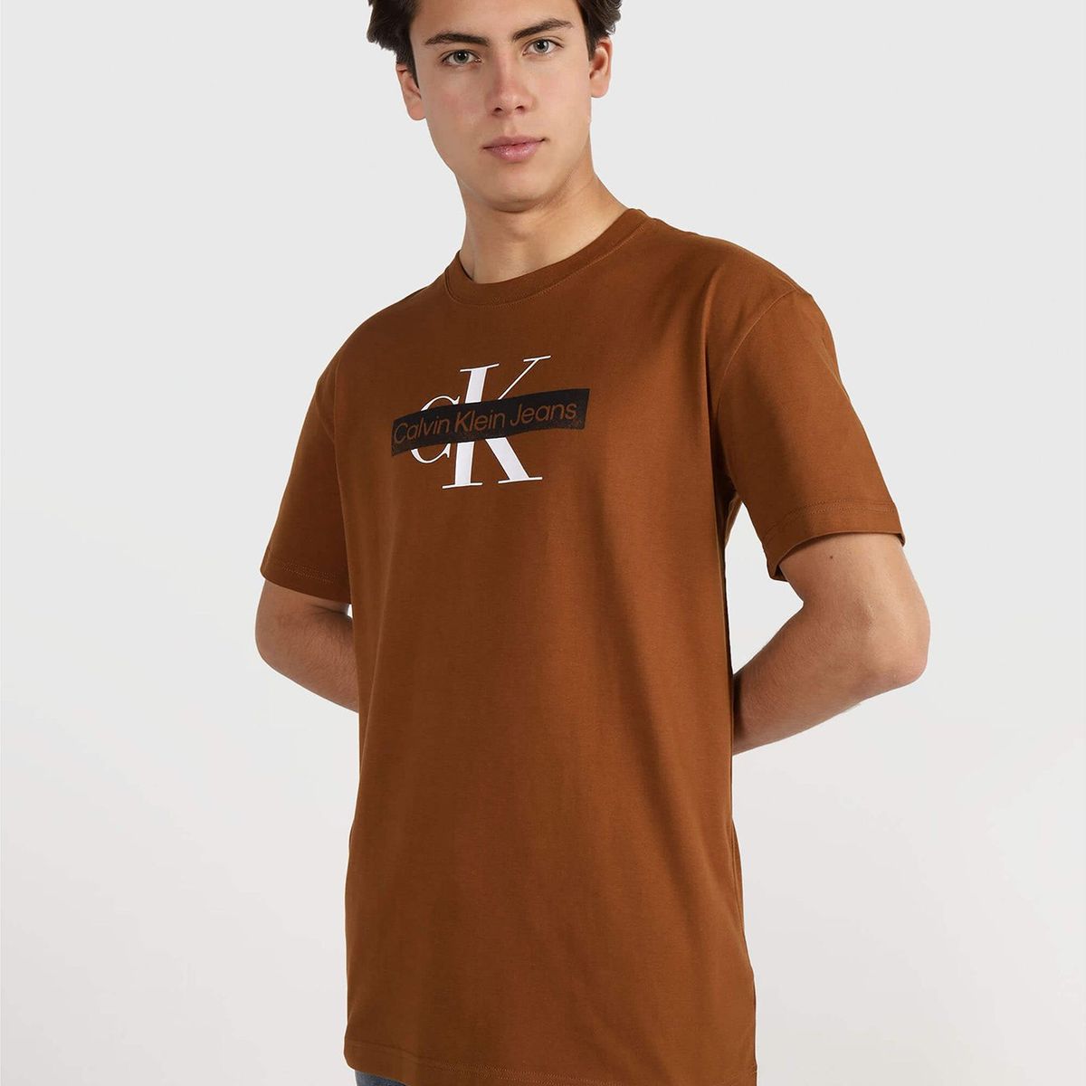 CALVIN KLEIN - Polera Monologo Stencil Café Calvin Klein