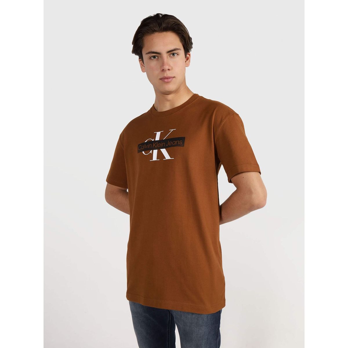 CALVIN KLEIN - Polera Monologo Stencil Café Calvin Klein