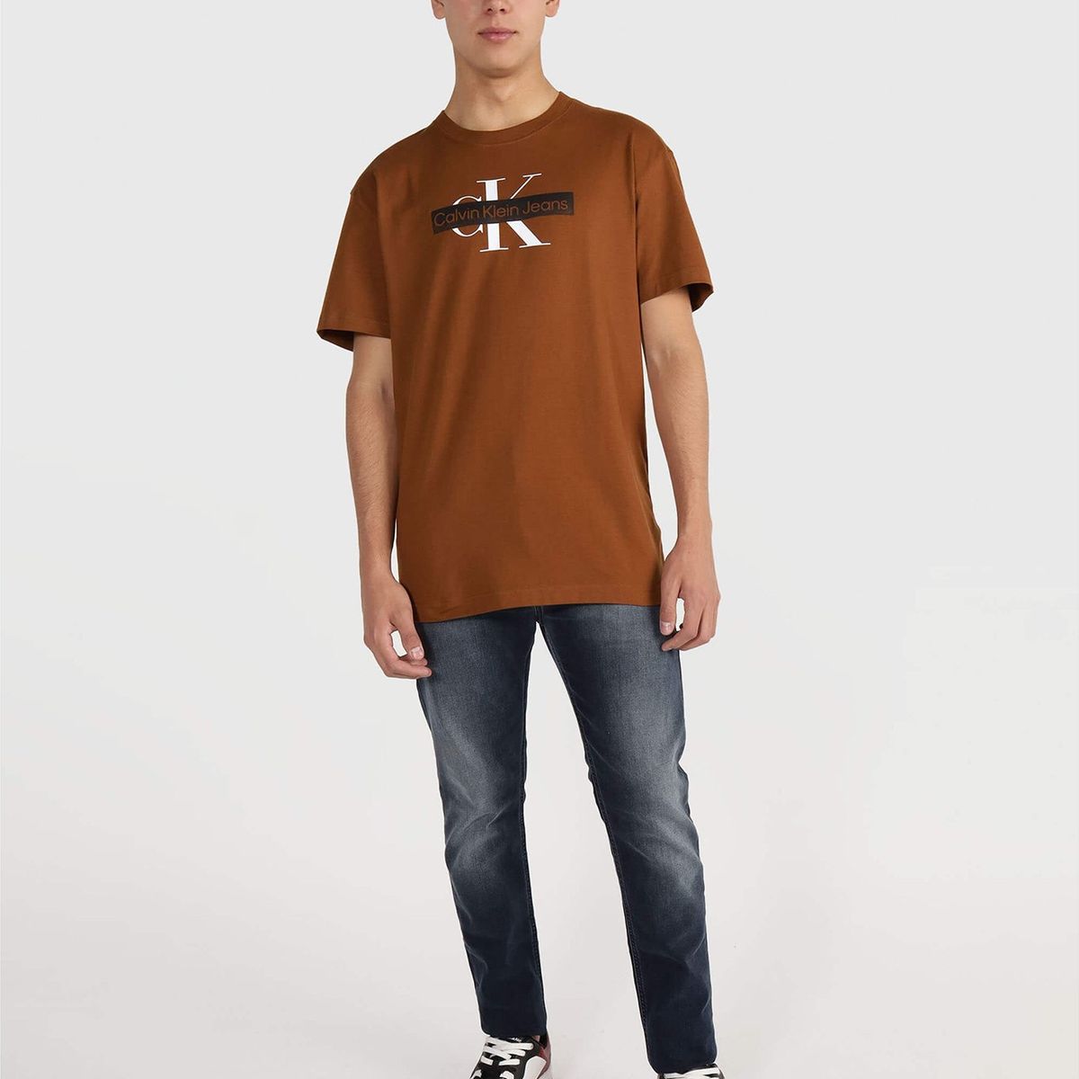 CALVIN KLEIN - Polera Monologo Stencil Café Calvin Klein