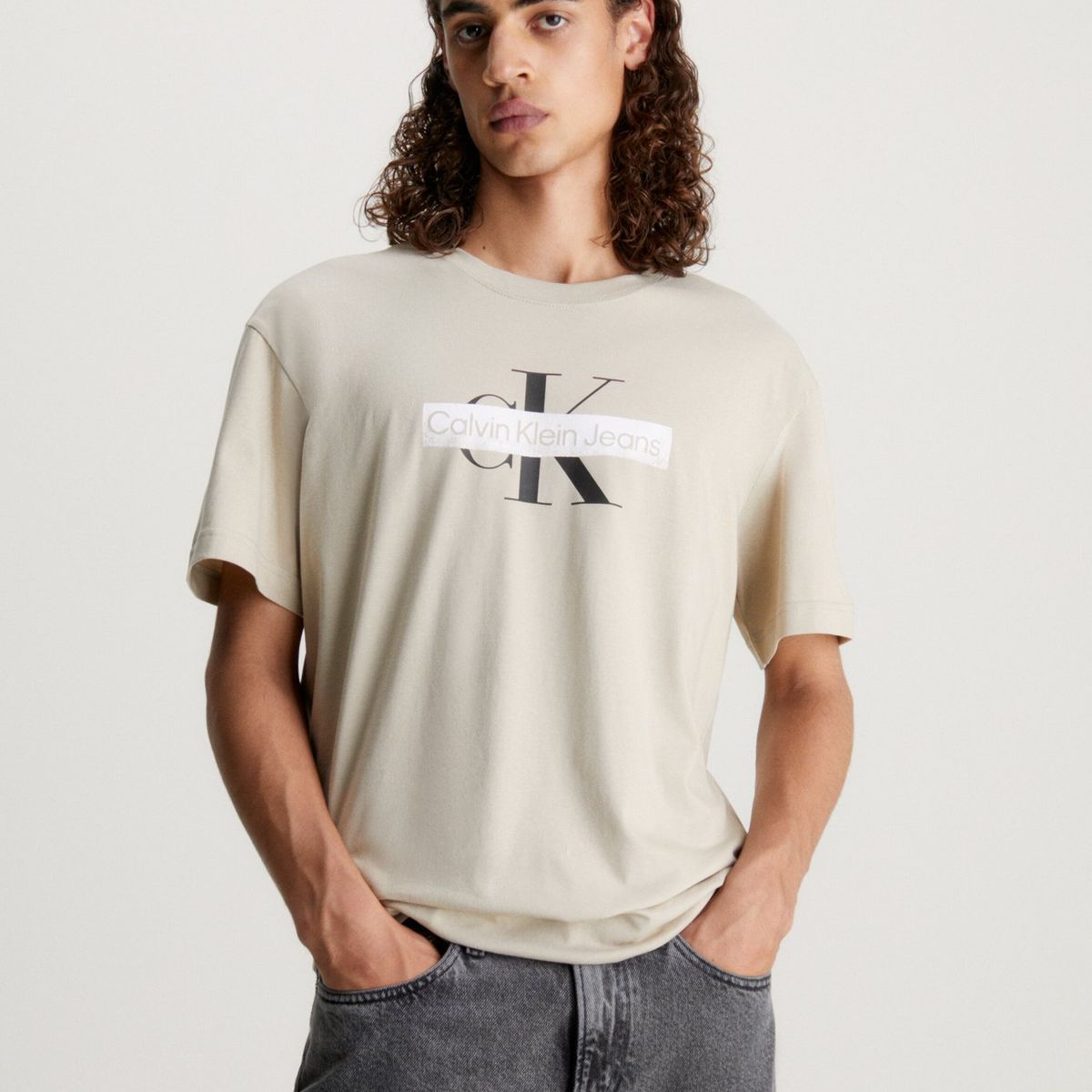 CALVIN KLEIN - Polera Monologo Stencil Beige Calvin Klein