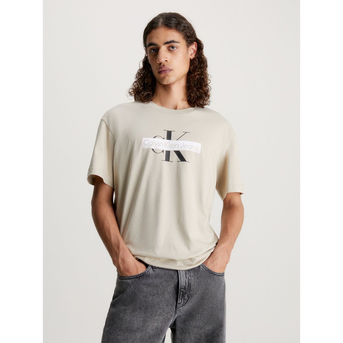 CALVIN KLEIN - Polera Monologo Stencil Beige Calvin Klein