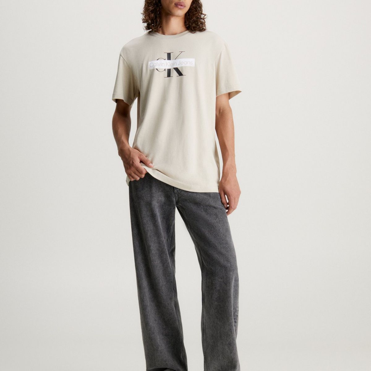 CALVIN KLEIN - Polera Monologo Stencil Beige Calvin Klein