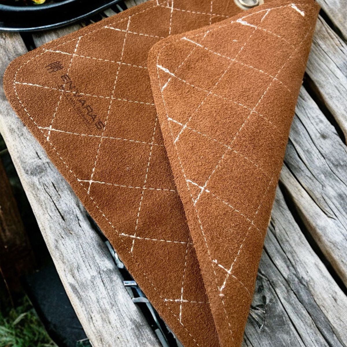 EN VARA'S MEATS & GRILL - Paño Cocina Parrillero Aislante 100% cuero En Varas BBQ 30x30 cms