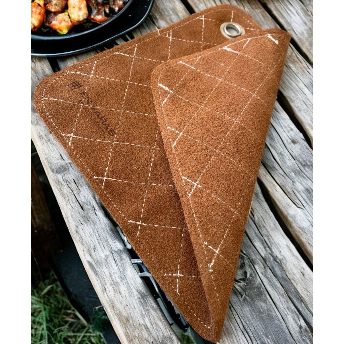 EN VARA'S MEATS & GRILL - Paño Cocina Parrillero Aislante 100% cuero En Varas BBQ 30x30 cms